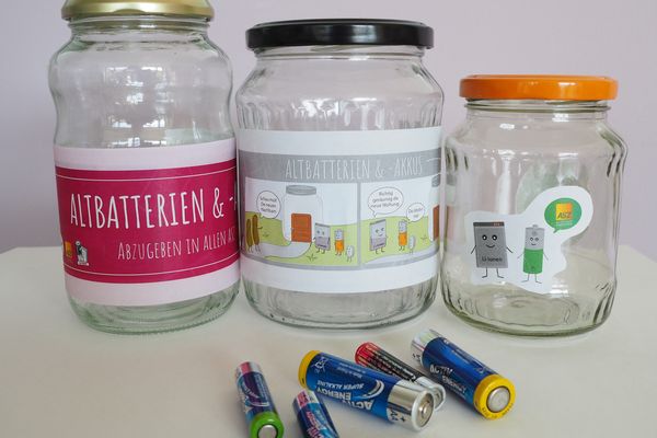 Gurken- oder Marmeladegläser die zur Sammlung von Batterien verwendet werden