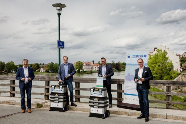 v.l.n.r. Stephan Dorn (Erster Bürgermeister der Gemeinde Neuhaus a. Inn), Landesrat Stefan Kaineder, Landrat Raimund Kneidinger, OÖ. LAV Vorsitzender Bgm. Roland Wohlmuth