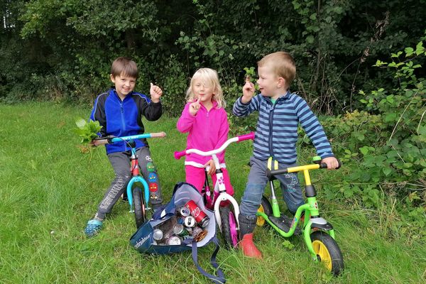 Die Kinder mit der Tasche voll gesammeltem Müll