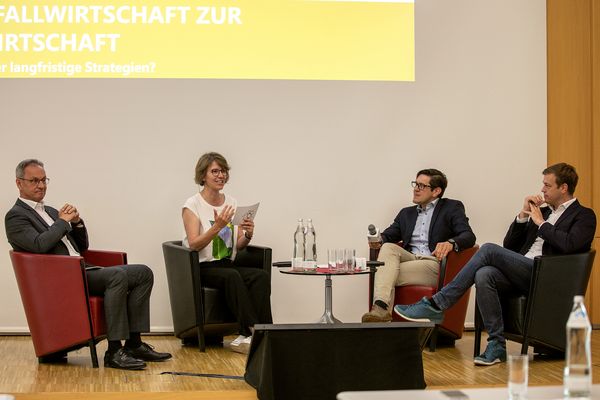 Diskussionsrunde auf der Bühne: Markus Altenhofer, Gudrun Pichler-Zecha, Roland Wohlmuth, LR Stefan Kaineder