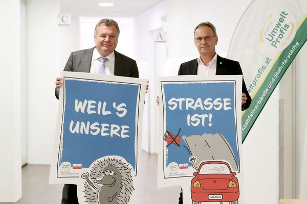 Mag. Steinkellner und Bgm. Wohlmuth mit den Wirf nix raus Schildern