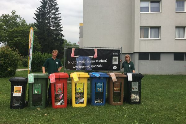 Befüllte Schautonnen nach der Restabfallanalyse.