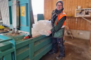 Tamara an der Ballenpresse