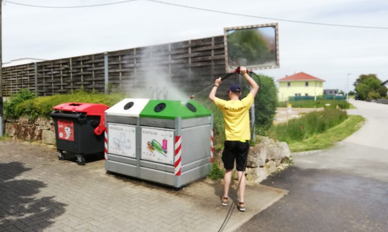 Glascontainerreinigung in Wels-Land mit dem Hof Schlüßlberg