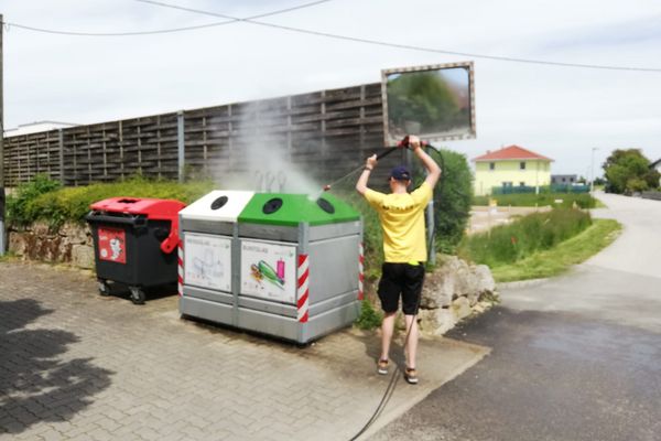 Glascontainerreinigung in Wels-Land mit dem Hof Schlüßlberg