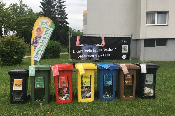 Befüllte Schautonnen nach der Restabfallanalyse.